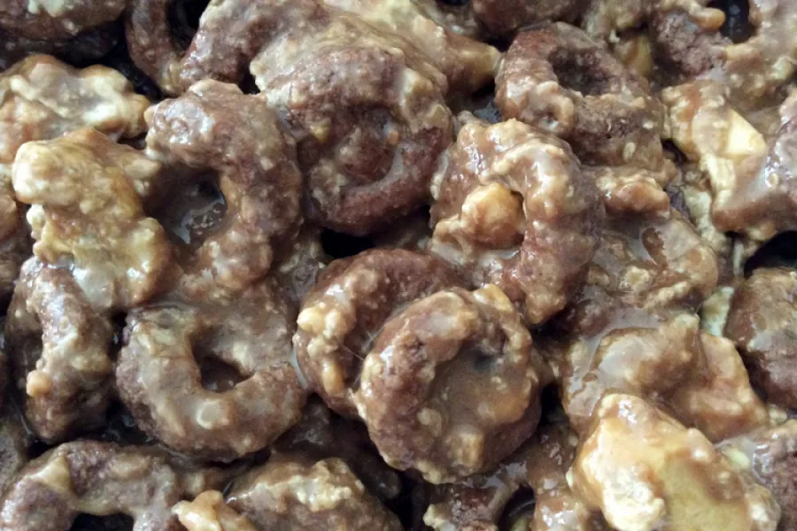 Dulce crujiente de círculos de chocolate y chocolatinas endureciéndose.