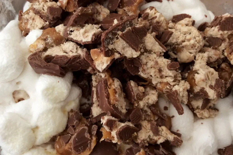 Mezcla de chocolatinas, mantequilla y malvavisco fundido para dulce crujiente.