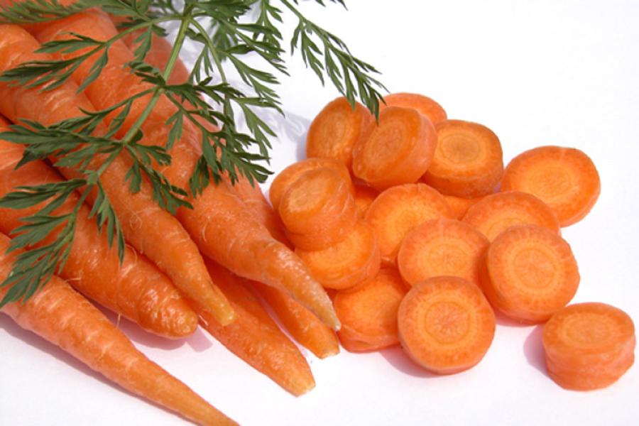 Ramo de zanahorias y rodajas de zanahoria.