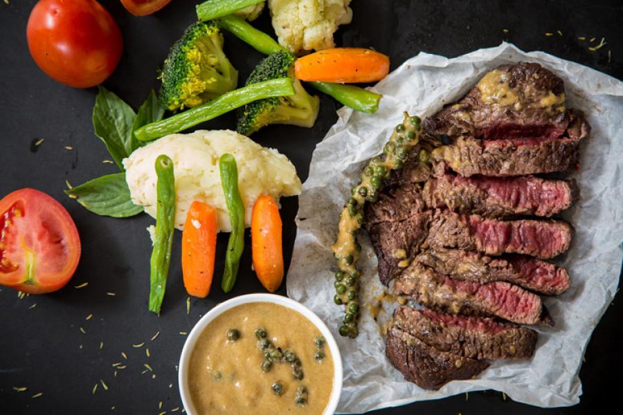 London broil con salsa a la pimienta.