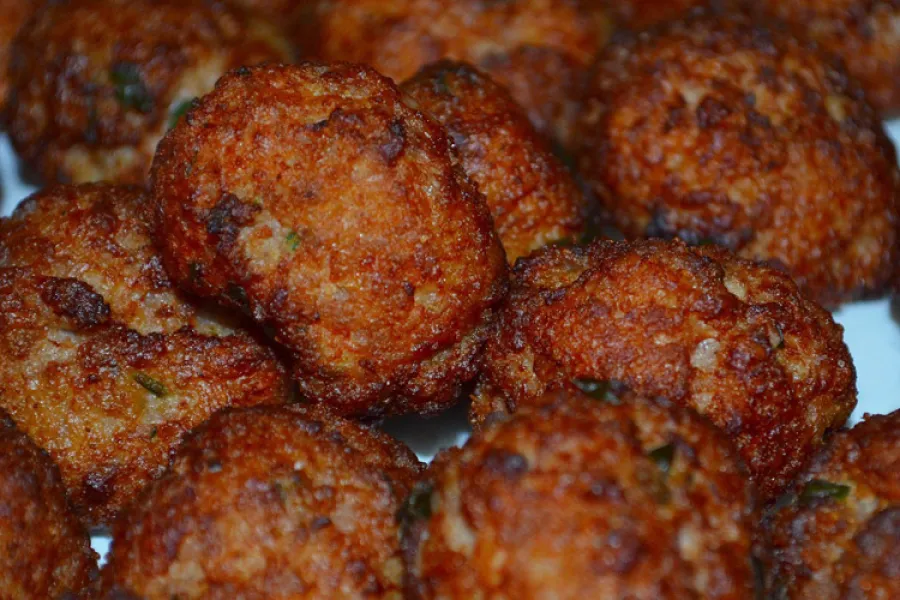Albóndigas de salchicha hechas.
