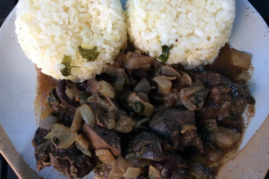 HIgaditos de pollo encebollados.