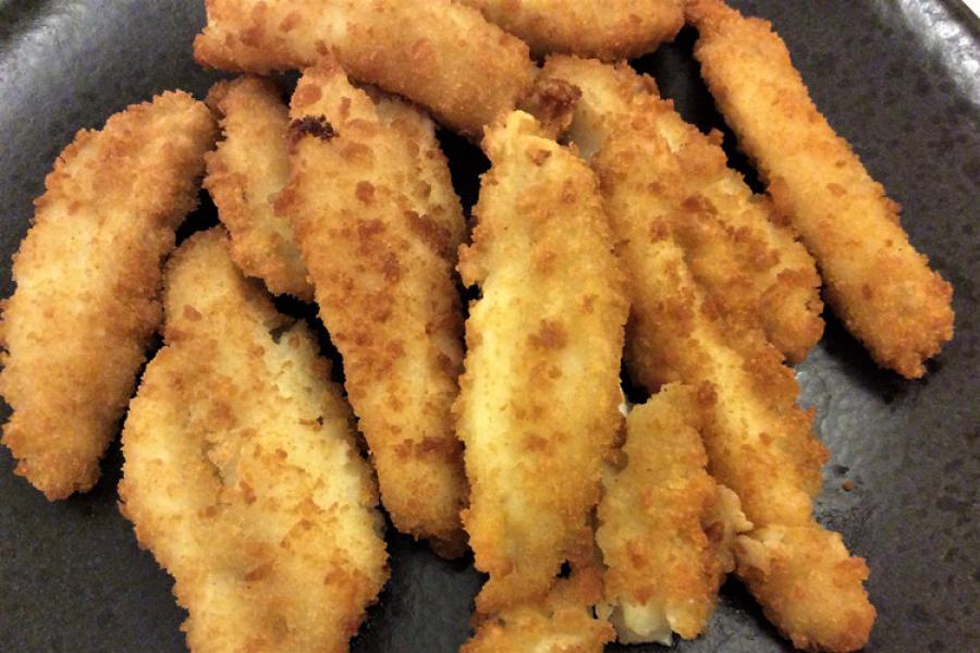 Varitas de pescado recién salidas del horno.