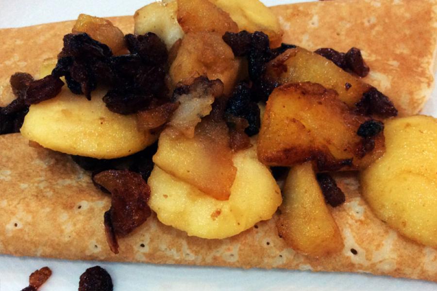 Manzanas caramelizadas con pasas y crepes, un plato al estilo belga.