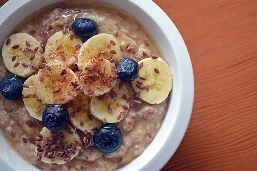 Muesli con plátano, arándanos azules, linaza y canela.