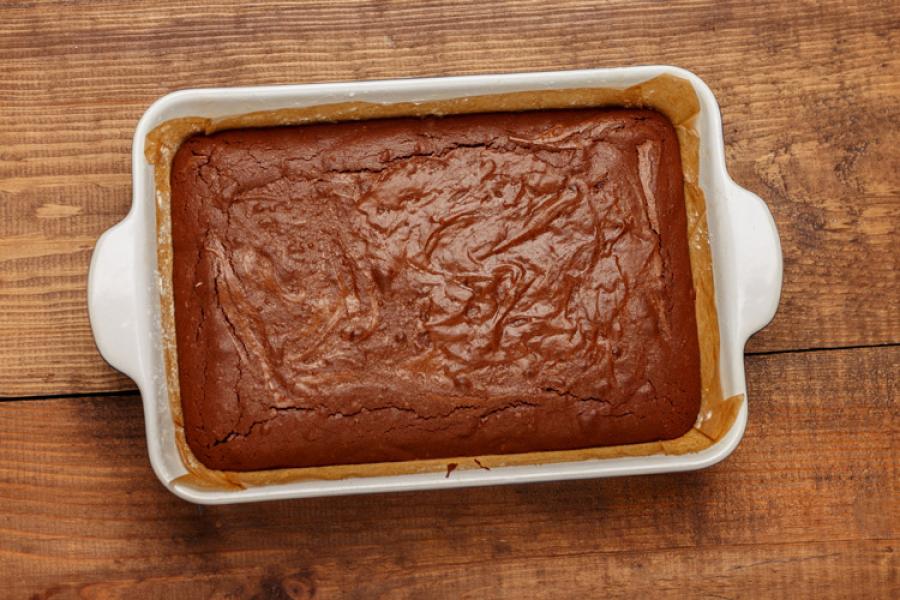 Bizcocho fino de chocolate recién salido del horno.