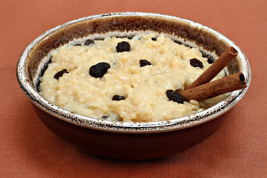 Budín de arroz al estilo sueco, con uvas pasas.