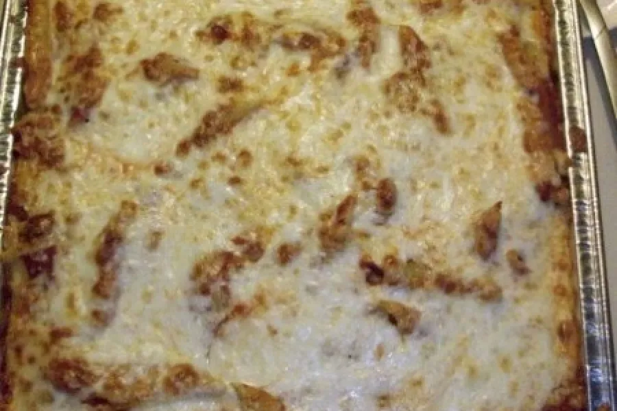 Macarrones al horno en una fuente de aluminio.