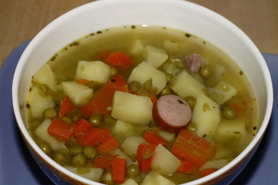 Sopa alemana de guisantes con salchicha, jamón y zanahoria.