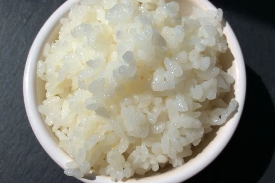 Arroz sushi hervido al estilo japonés, se aglutina.