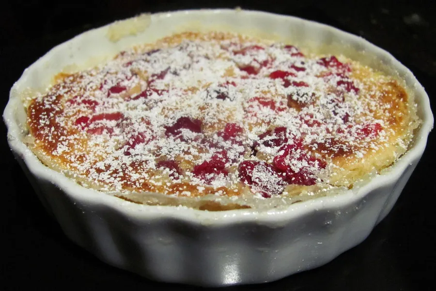 Clafoutis de cerezas recién salido del horno.