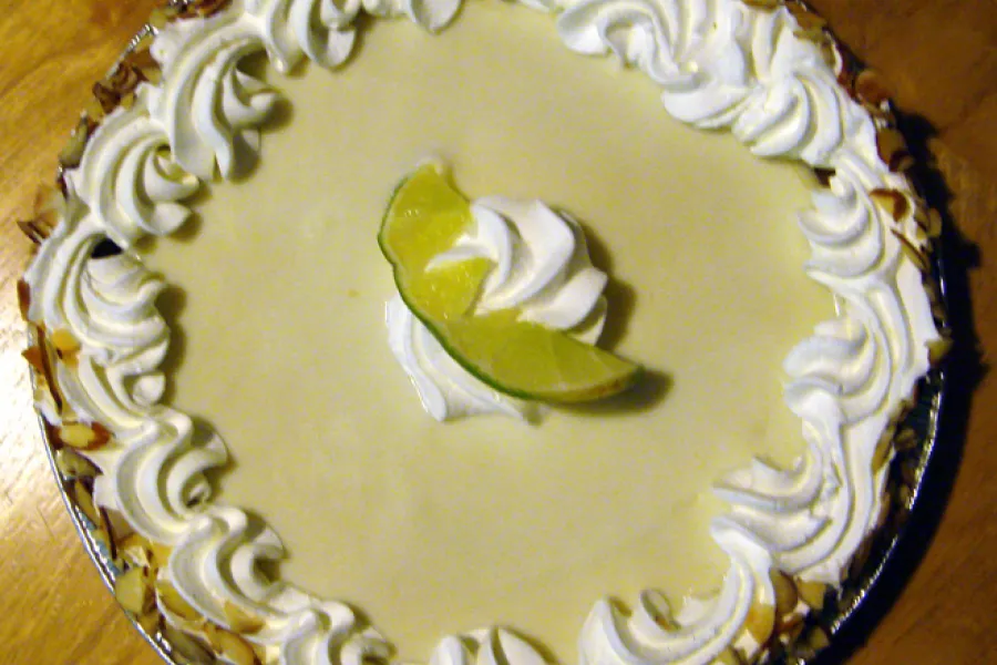 Tarta de lima de los Cayos decorada con nata montada.