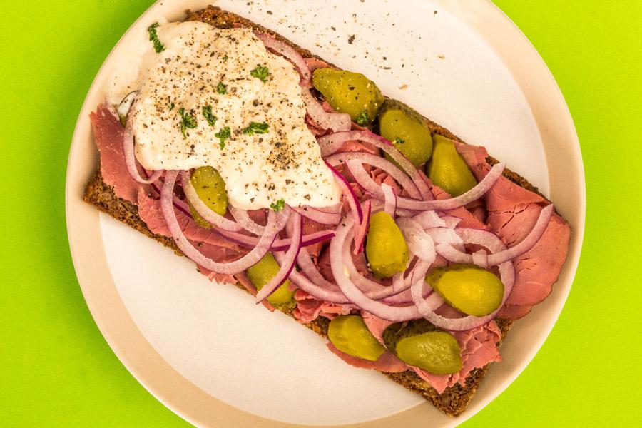 Bocadillo abierto con roast beef.