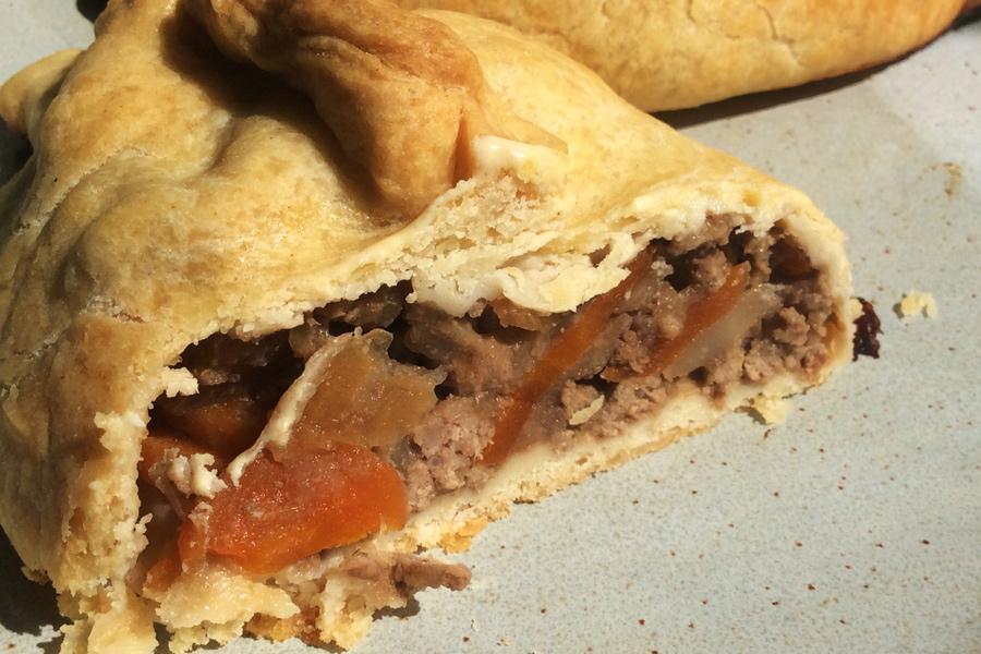 Sección de una empanadilla rellena de carne, patata y zanahoria.