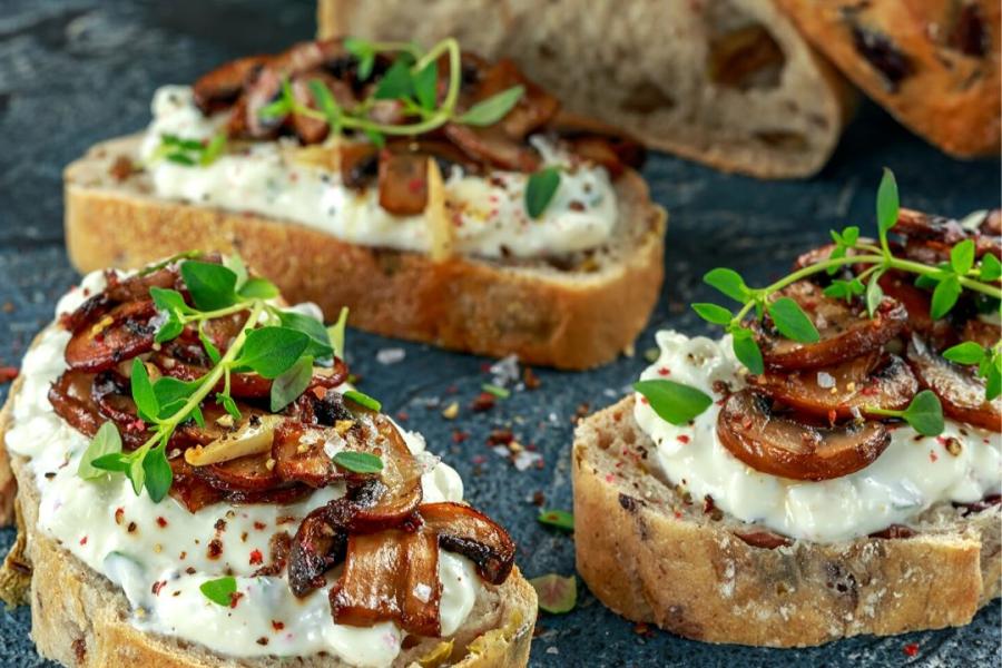 Tosta de champiñones al ajillo sobre queso.