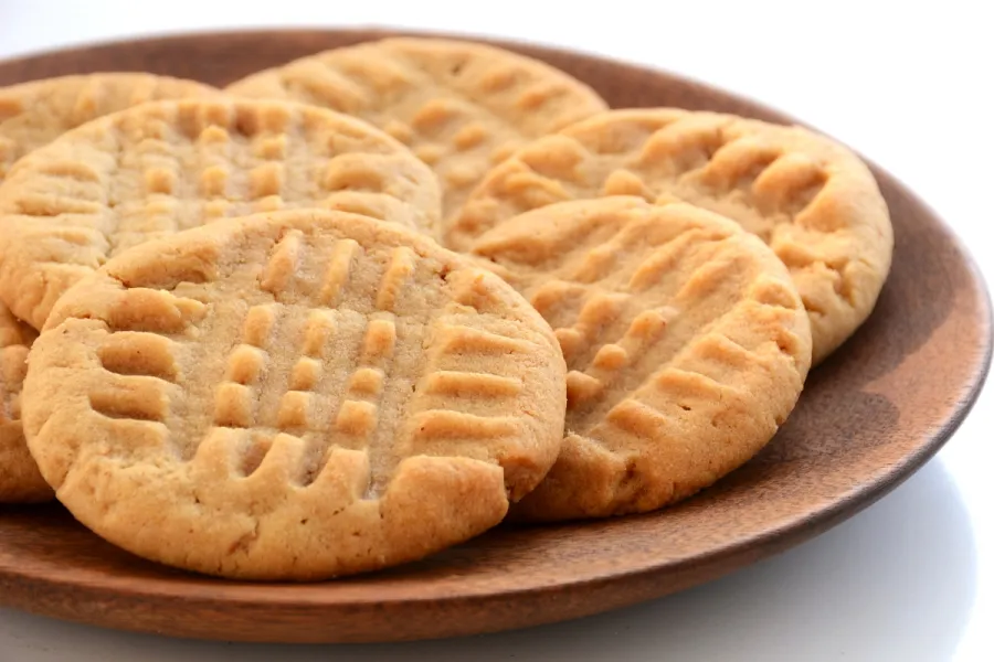 Galletas con mantequilla de cacahuete, decoradas, en un plato.