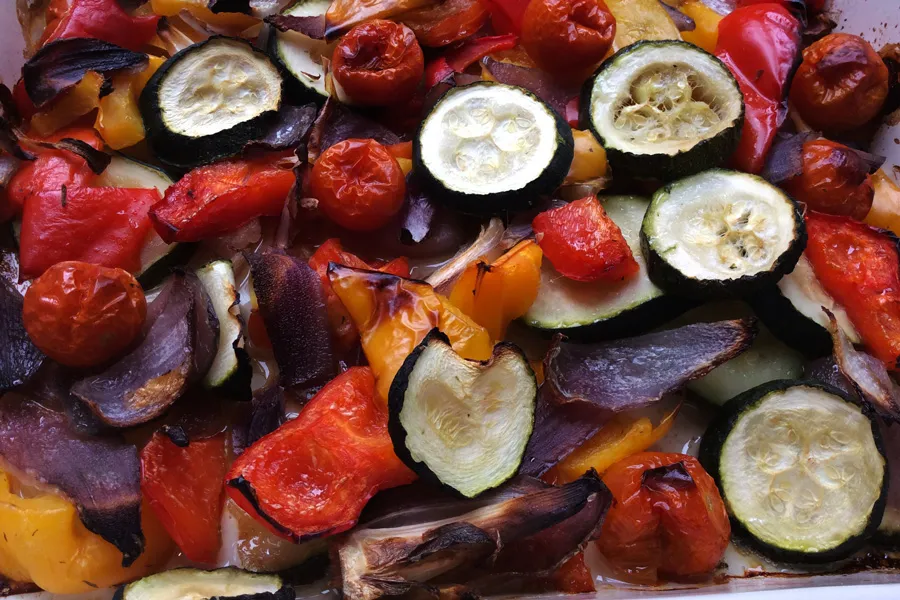 Verduras mediterráneas recién sacadas del horno.