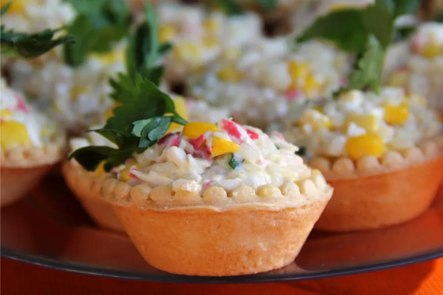 Tartaletas rellenas de ensalada de cangrejo.