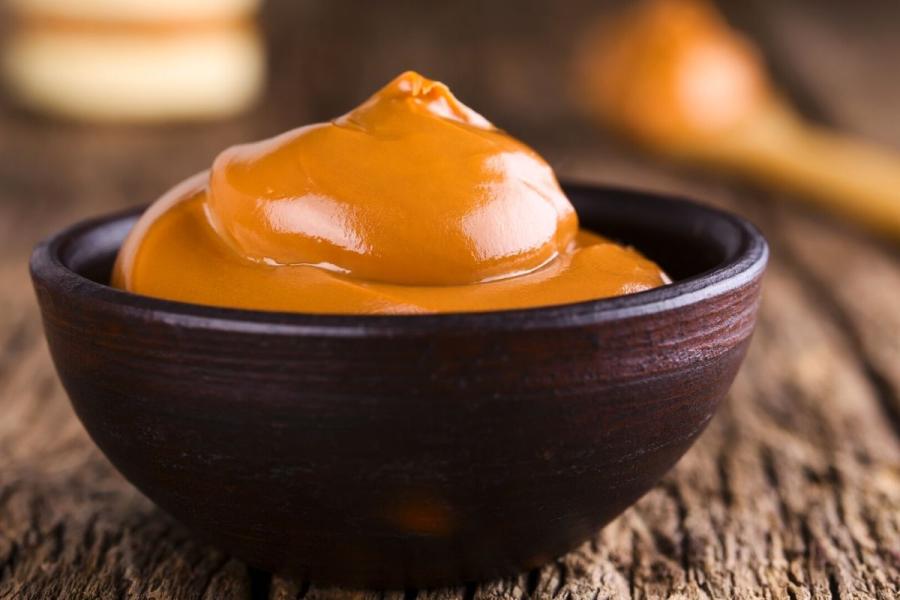 Dulce de leche casero en un cuenco.