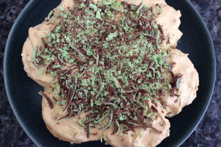 Tarta de chocolate y menta crujiente en una fuente redonda.