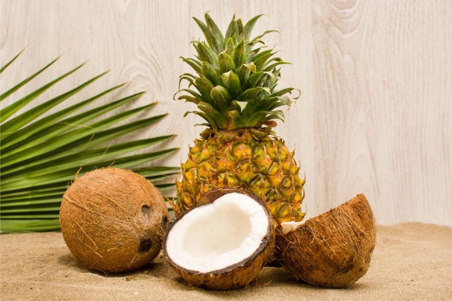 Piña y coco, frutas tropicales que crecen en Hawái.