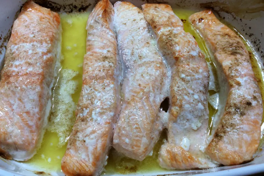 Salmón al horno con mantequilla y limón.