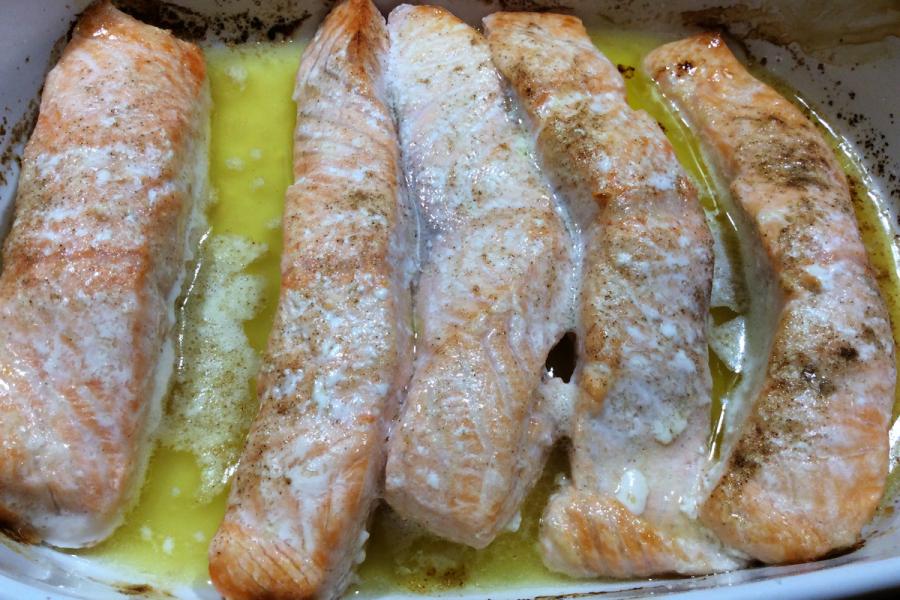 Salmón al horno con mantequilla y limón.