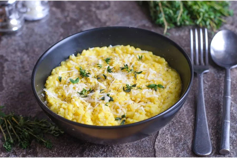 Un cuenco con arroz al estilo italiano, risotto, con azafrán.