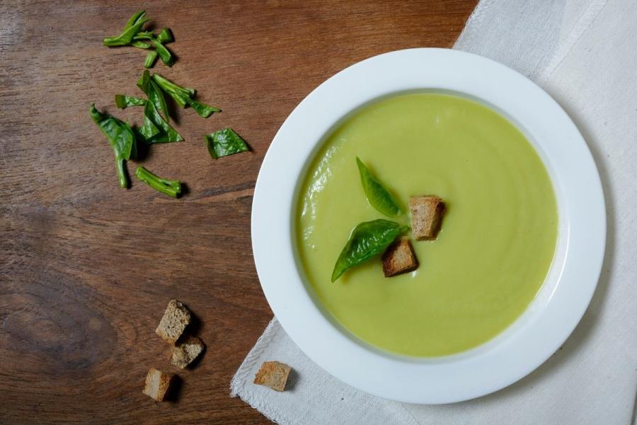Sopa de aguacate con ccuscurros de pan.