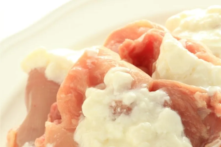 Trozos de pollo y yogur.