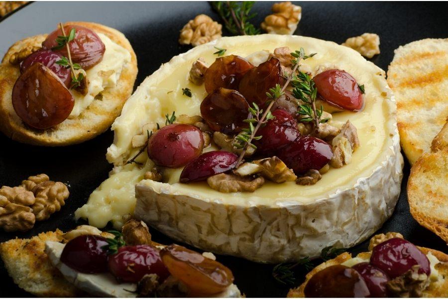 Queso brie al horno con nueces, uvas y tomillo.