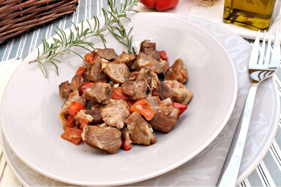 Un plato de cordero guisado.