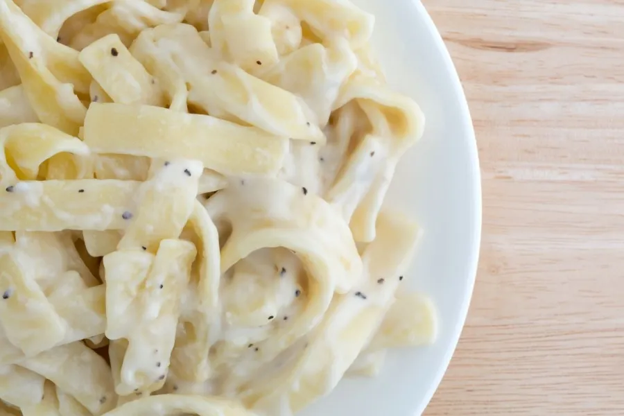 Un plato con tallarines al estilo Alfredo fortissimo, con nata y queso rallad.