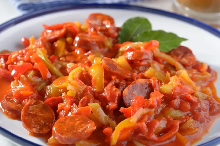 Un plato de lecsó con salchicha picante.
