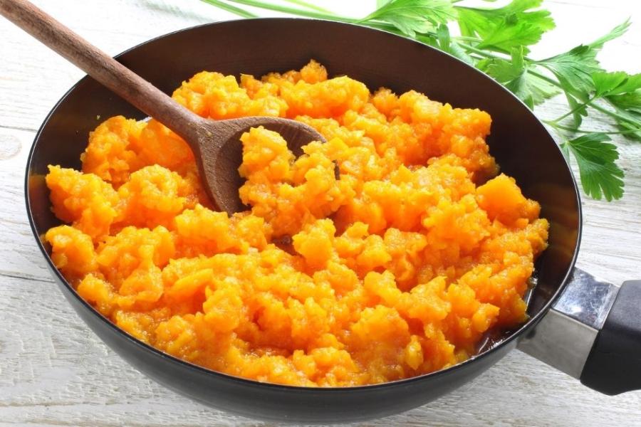 Puré de zanahoria con naranja y comino en una sartén.