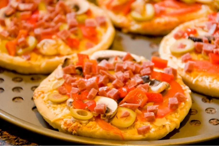 Pizzas individuales recién salidas del horno.