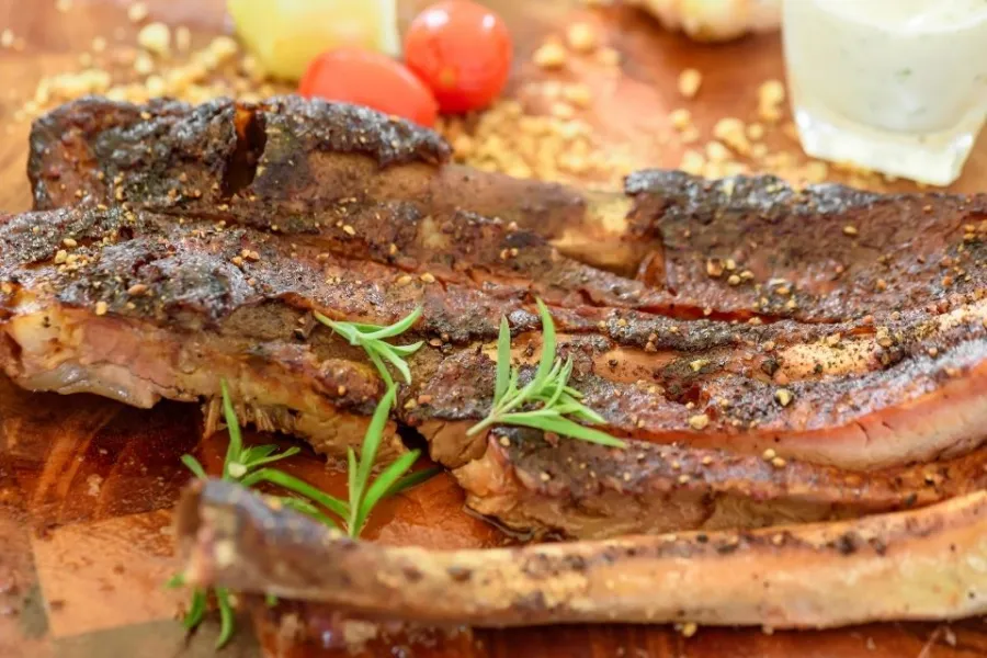 Costillas de cerdo al horno condimentadas con hierbas.