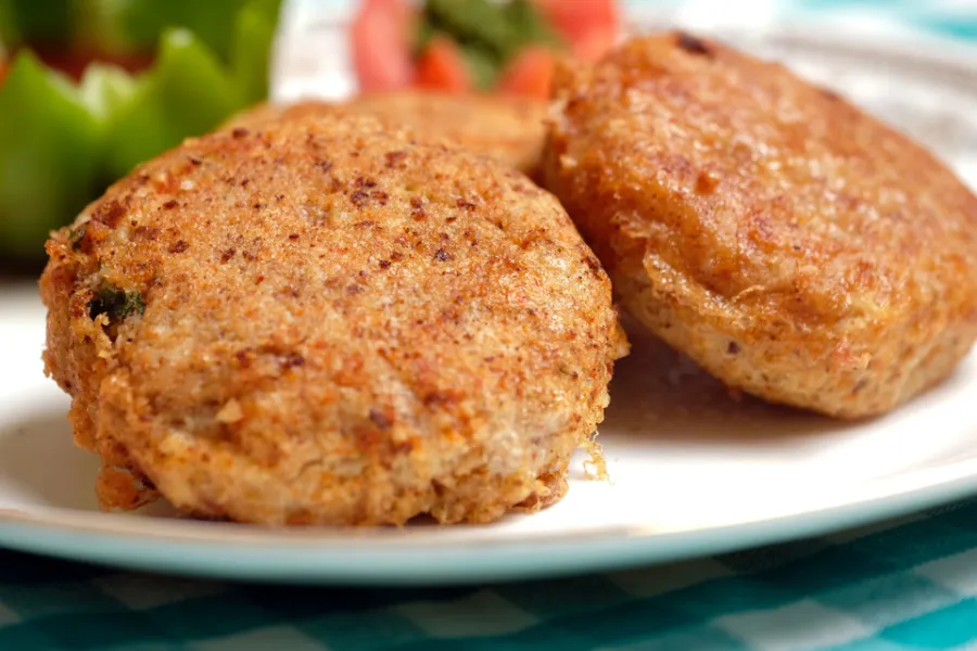 Dos koftas de cordero ya fritas en un plato.