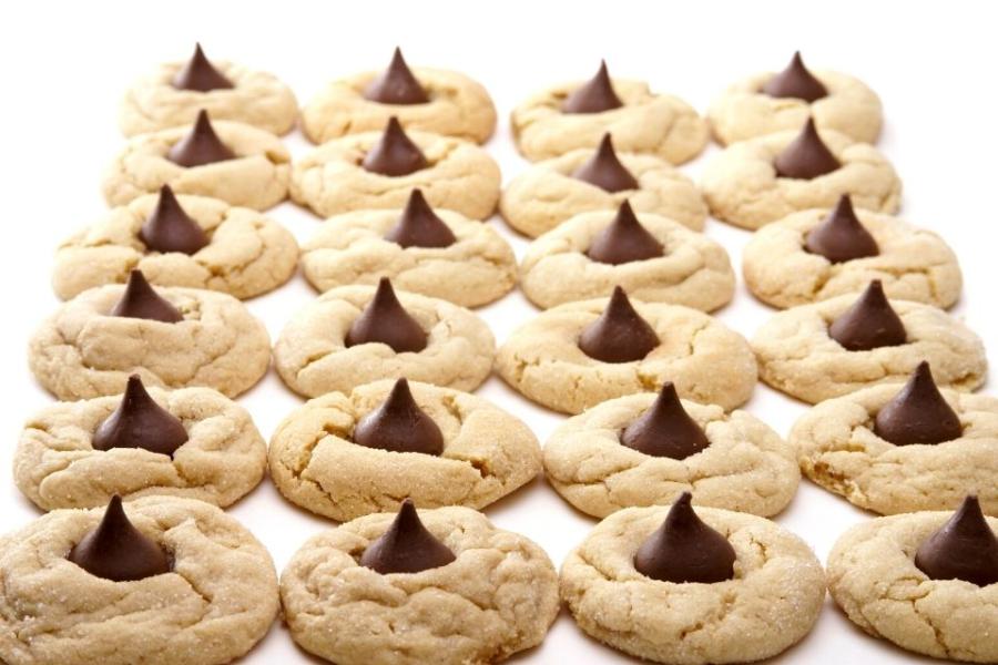 Galletas de mantequilla de cacahuete adornadas con gotas de chocolate.