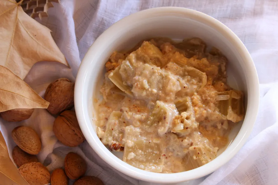 Cardo en salsa blanca con nueces y almendras.