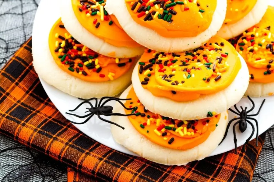Galletas de azúcar glaseadas y decoradas para Halloween.