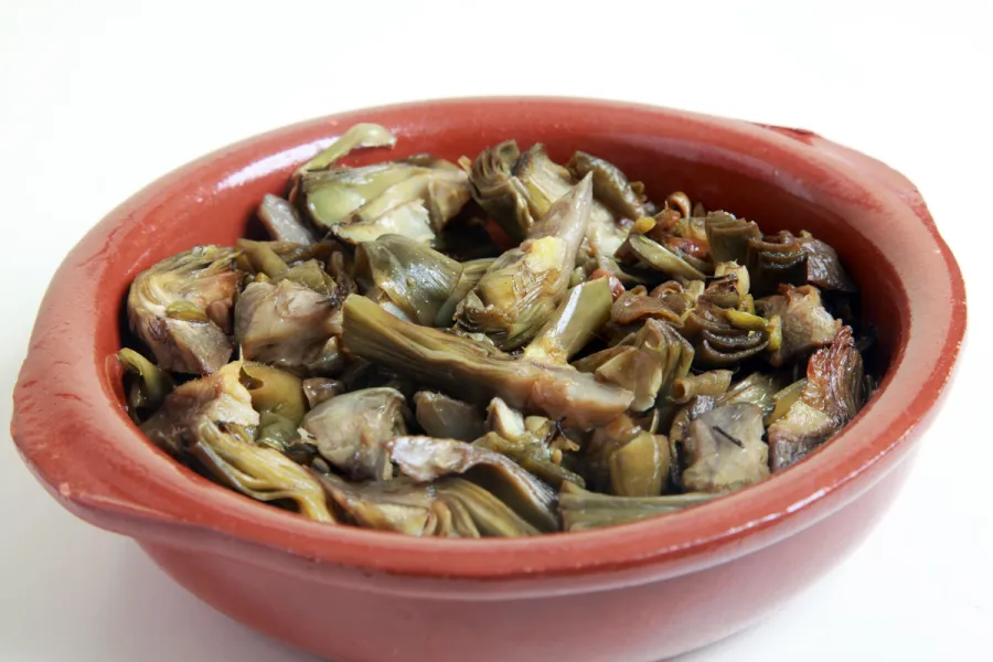 Alcachofas ya cocinadas en su cazuela de barro.