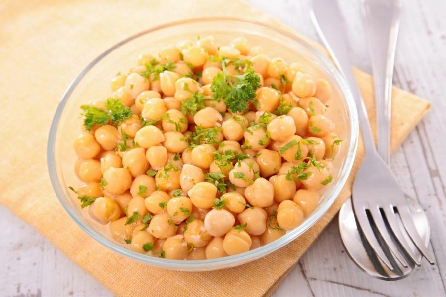 Una ensalada simple de garbanzos en vinagreta.