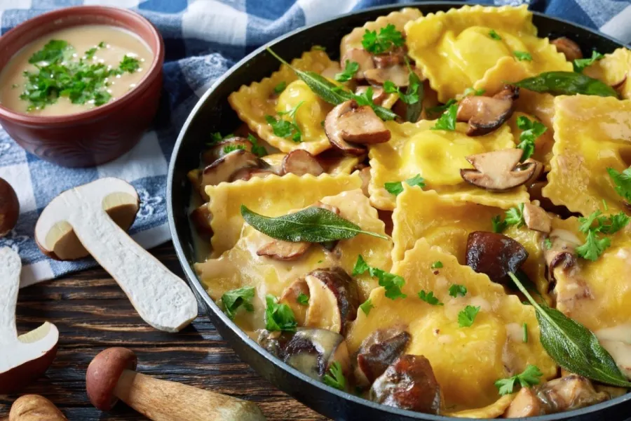 Ravioli con ajo y setas.