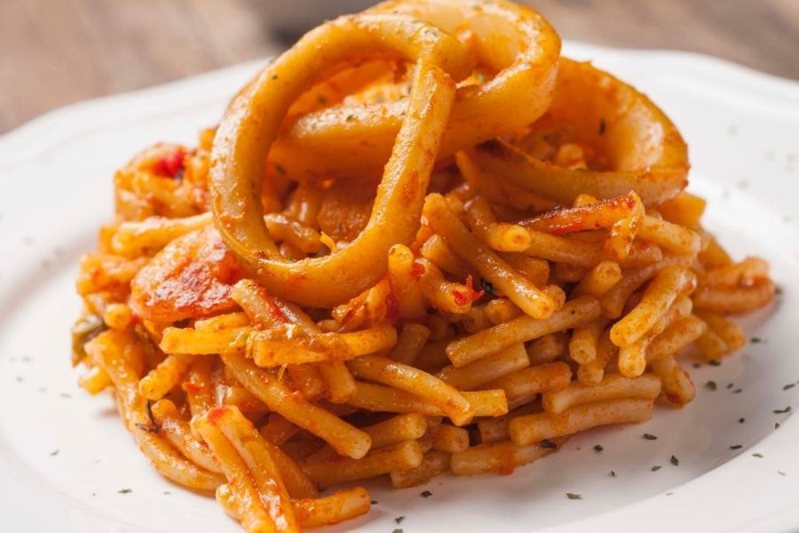 Fideuá con calamares al estilo valenciano.