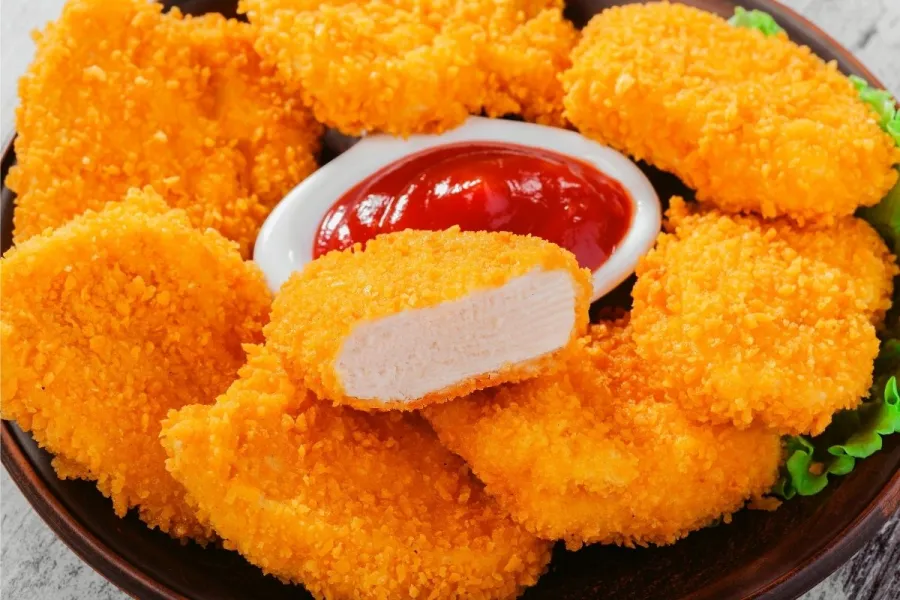 Nuggets de pollo con kétchup de tomate.