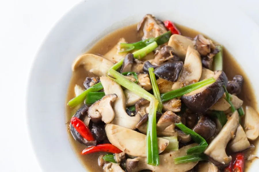 Setas chinas salteadas con verduras.