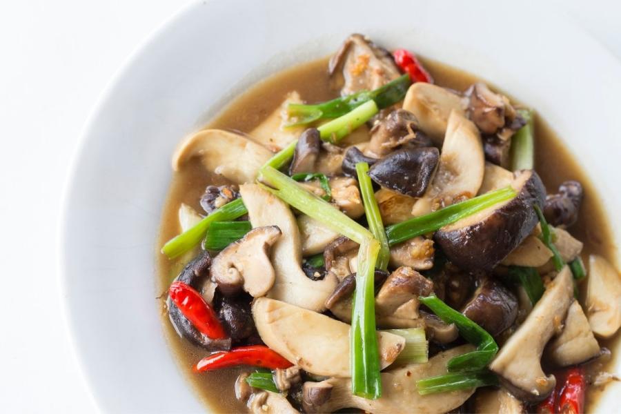 Setas chinas salteadas con verduras.