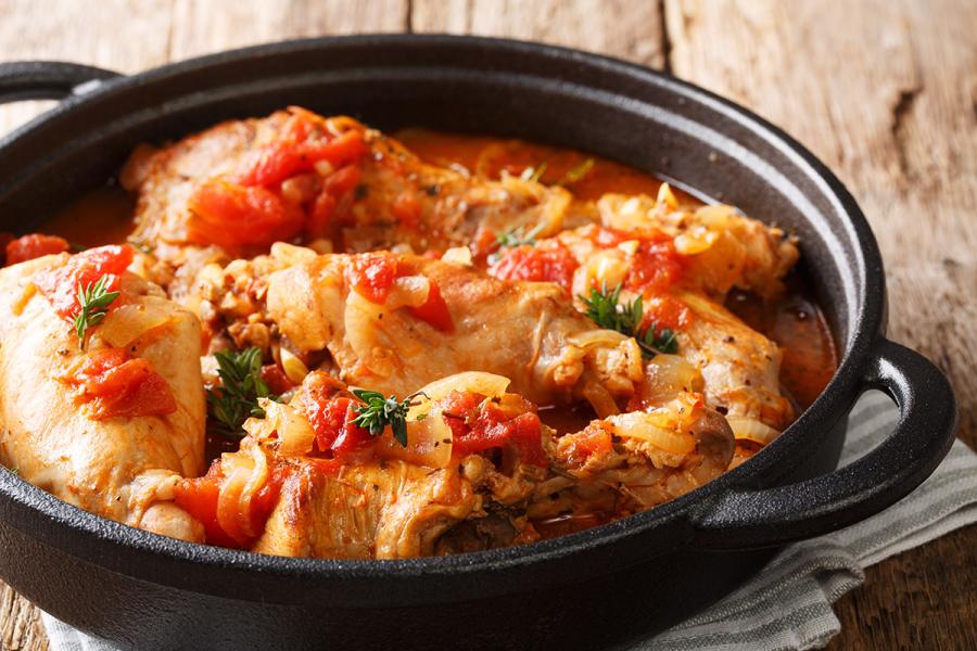 Conejo guisado con vino y tomate.