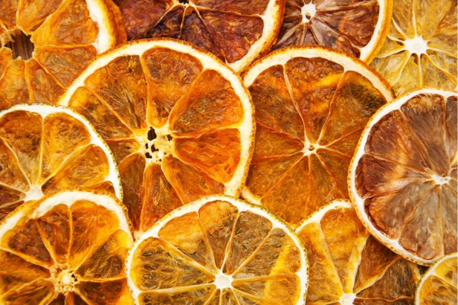 Rodajas de naranja secadas en el horno.